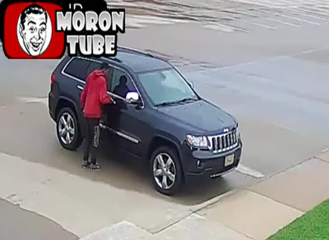 Video :A thief in Oklahoma attempts to shatter automobile windows